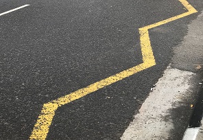 Single zigzag yellow line