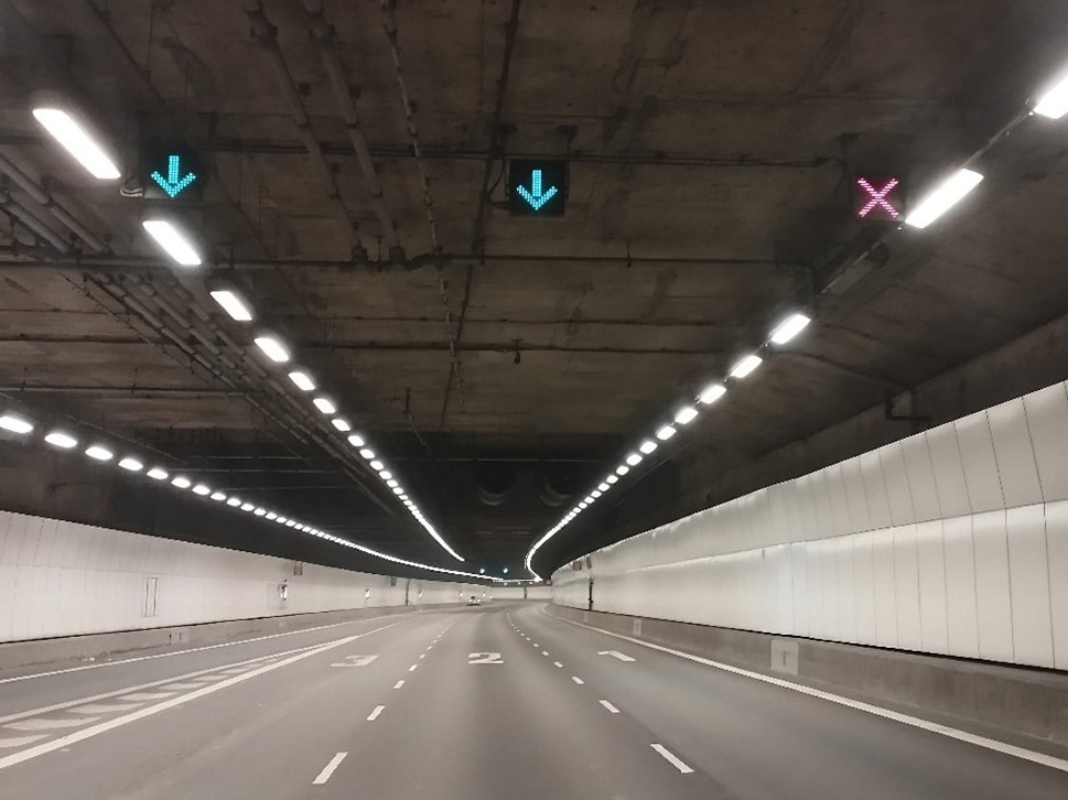 Lane marked with red cross “X” – Avoid the lane