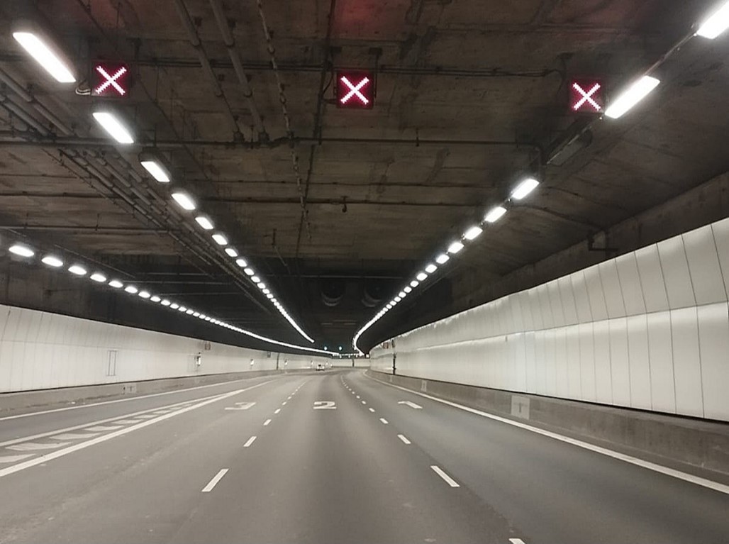 All lanes marked with Red Cross “X” - Do not proceed further 